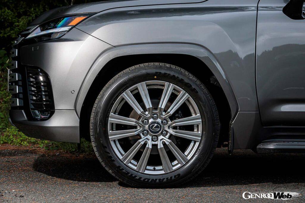 2022年の登場から3年を経てマイナーチェンジを果たした新型LX。ラインナップはLX700hとLX600で、グレードはそれぞれノーマル、エグゼクティブ、オーバートレイル＋の3種類が用意される。試乗車のエグゼクティブは後席をキャプテンシートとした4人乗り、その他グレードは5人乗りと7人乗りを選ぶことが可能。エグゼクティブのラゲッジルーム容量は580リットル。タイヤサイズはGXと同じ前後265/50R22だ。