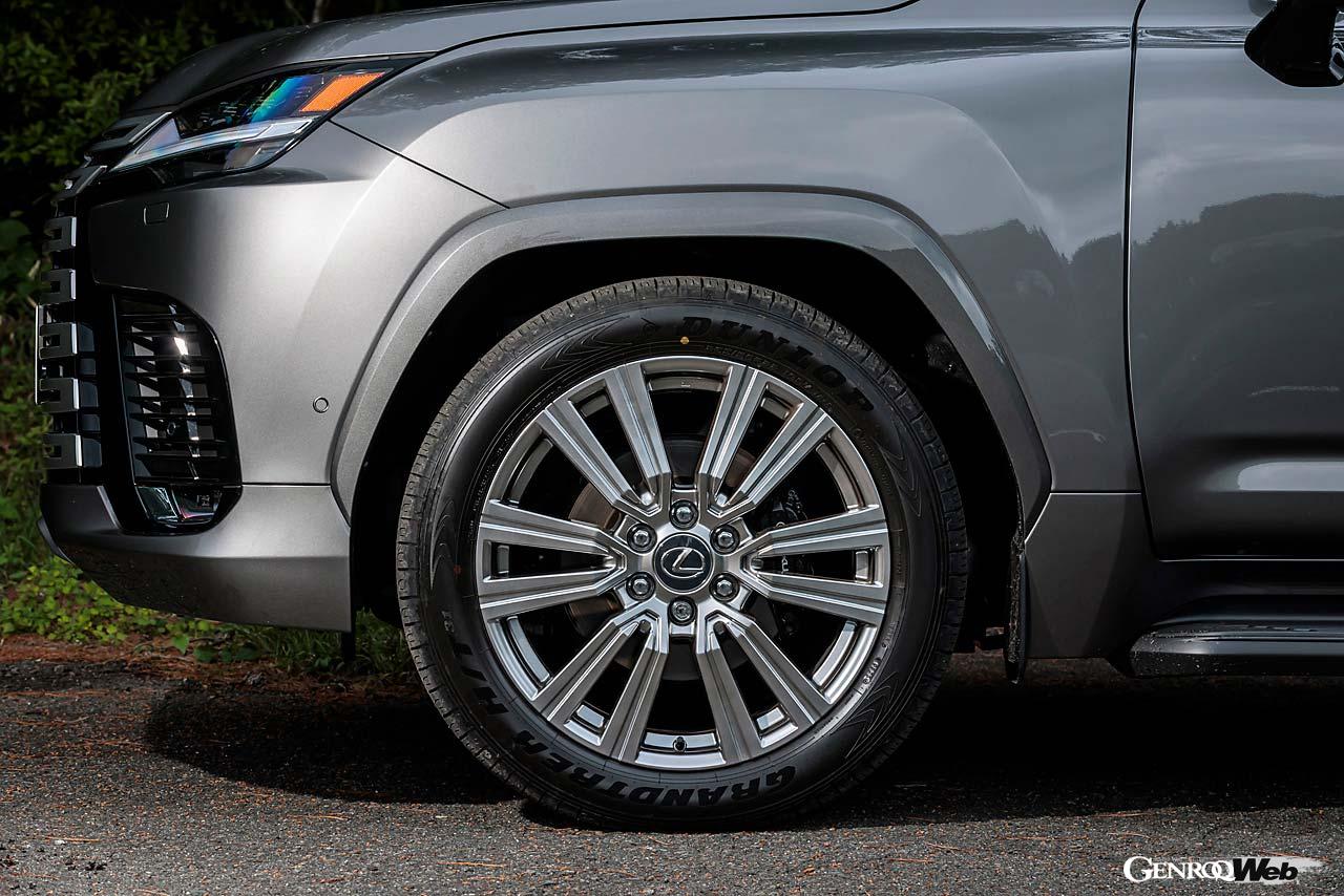 2022年の登場から3年を経てマイナーチェンジを果たした新型LX。ラインナップはLX700hとLX600で、グレードはそれぞれノーマル、エグゼクティブ、オーバートレイル＋の3種類が用意される。試乗車のエグゼクティブは後席をキャプテンシートとした4人乗り、その他グレードは5人乗りと7人乗りを選ぶことが可能。エグゼクティブのラゲッジルーム容量は580リットル。タイヤサイズはGXと同じ前後265/50R22だ。