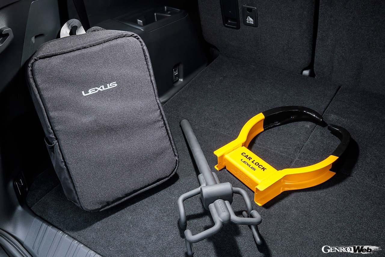 このたびレクサス純正の盗難防止セットが登場。こだわりのレクサスデザインがうれしい。キットはホイールロックナット、ハンドルロック、タイヤロックの3点で、10万2300円。