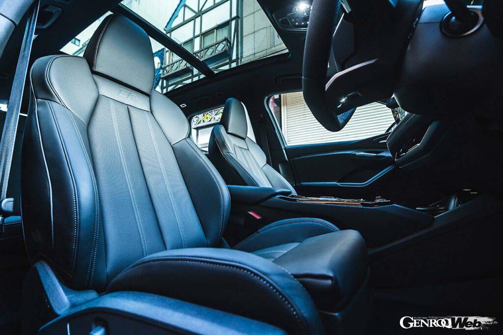 e-tron GTよりレザーフリーマテリアルを採用するアウディ。後部の座席は大人がゆったり寛げる空間を確保している。