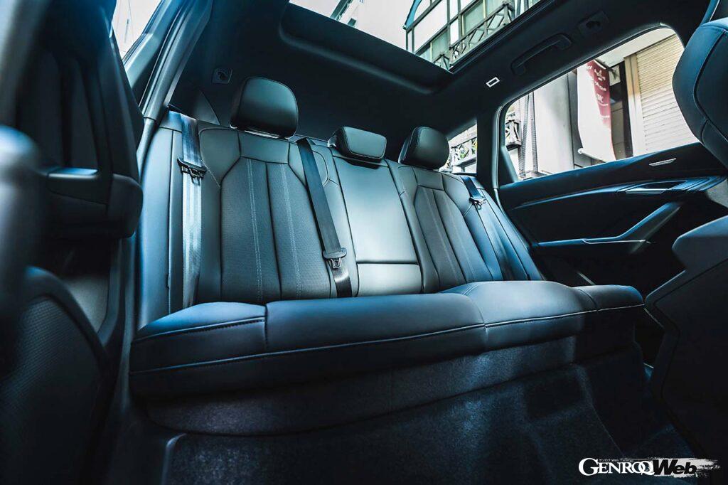 e-tron GTよりレザーフリーマテリアルを採用するアウディ。後部の座席は大人がゆったり寛げる空間を確保している。