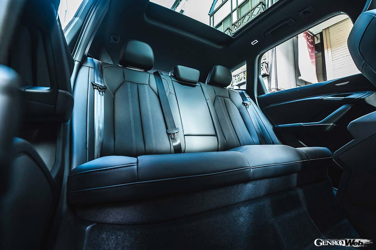 e-tron GTよりレザーフリーマテリアルを採用するアウディ。後部の座席は大人がゆったり寛げる空間を確保している。