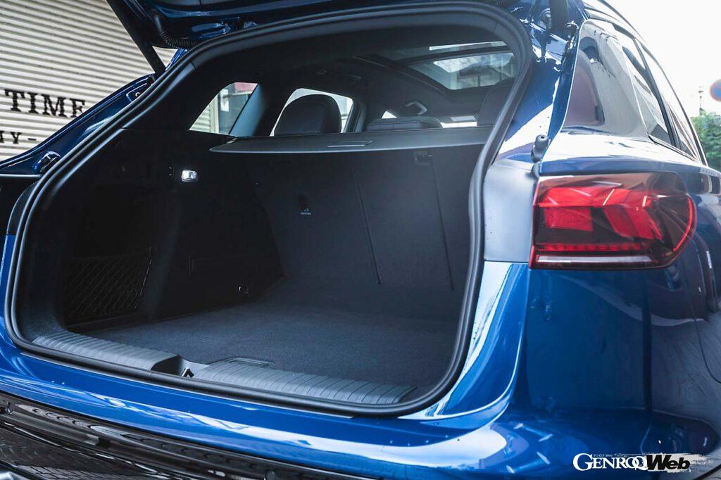 後席は40対20対40の3分割可倒式となる。ラゲッジ容量は通常時526リットル、後席を倒せば最大1529リットルに広がる。