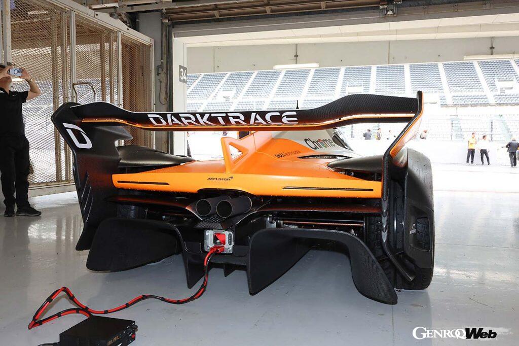 大型のリヤウイングとトンネルのようなディフューザーが見える。ダウンフォースは1200kgになる。