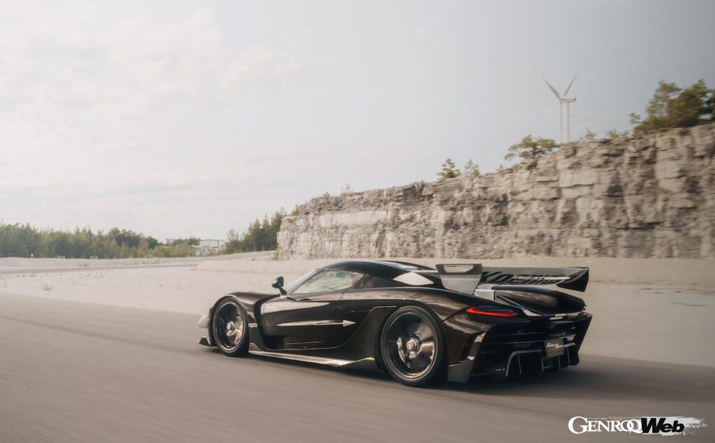 世界30台が限定販売される「ケーニグセグ サデアズ スピア」の走行シーン。