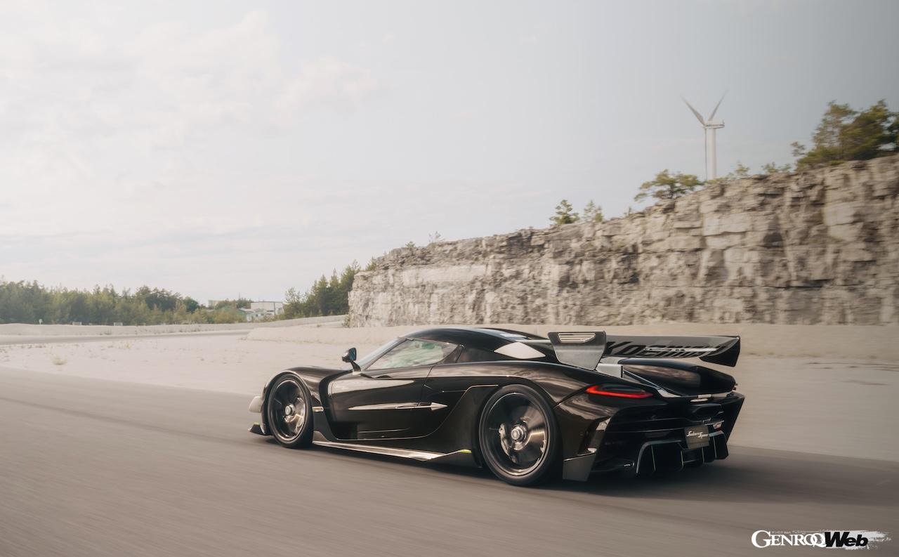 世界30台が限定販売される「ケーニグセグ サデアズ スピア」の走行シーン。