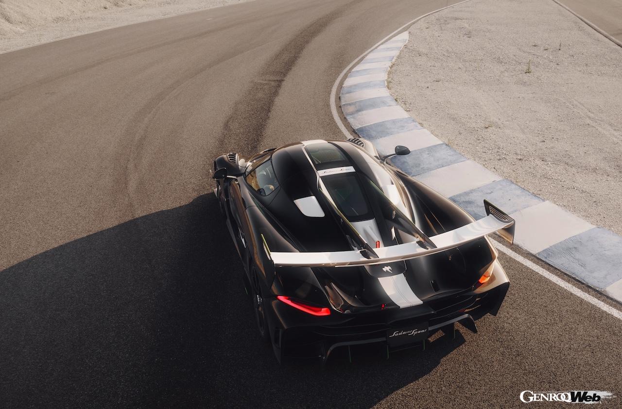 世界30台が限定販売される「ケーニグセグ サデアズ スピア」の走行シーン。