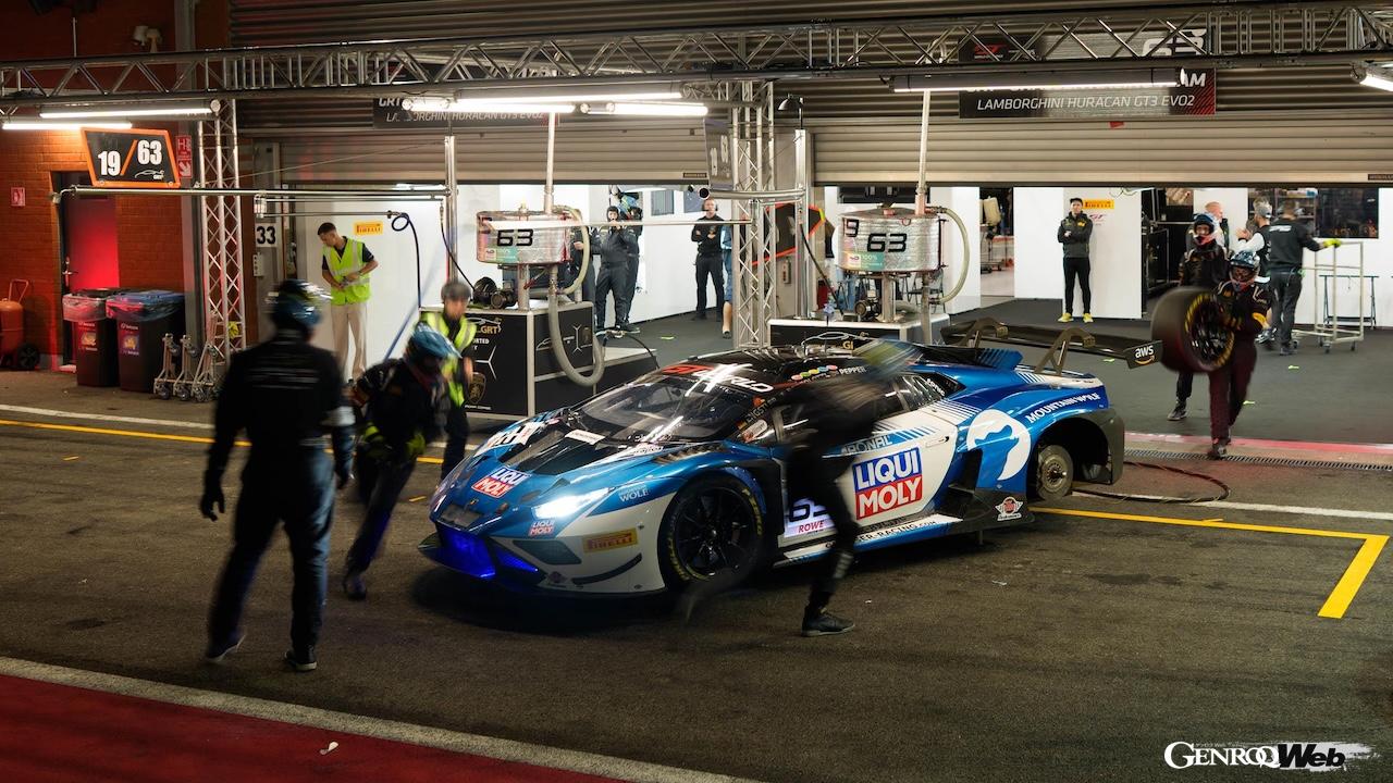 「ランボルギーニ ウラカン GT3 エボ2」のピット作業。