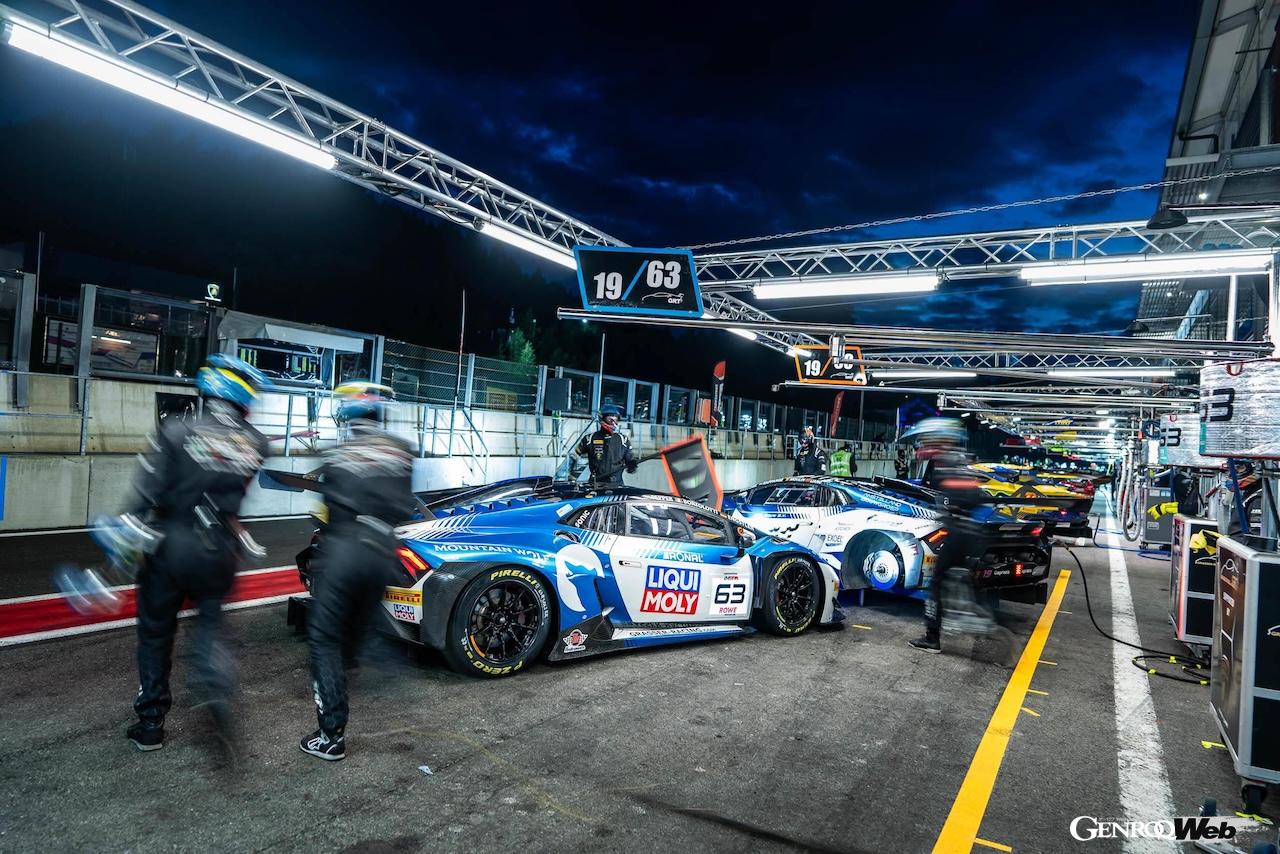 「ランボルギーニ ウラカン GT3 エボ2」のピット作業。