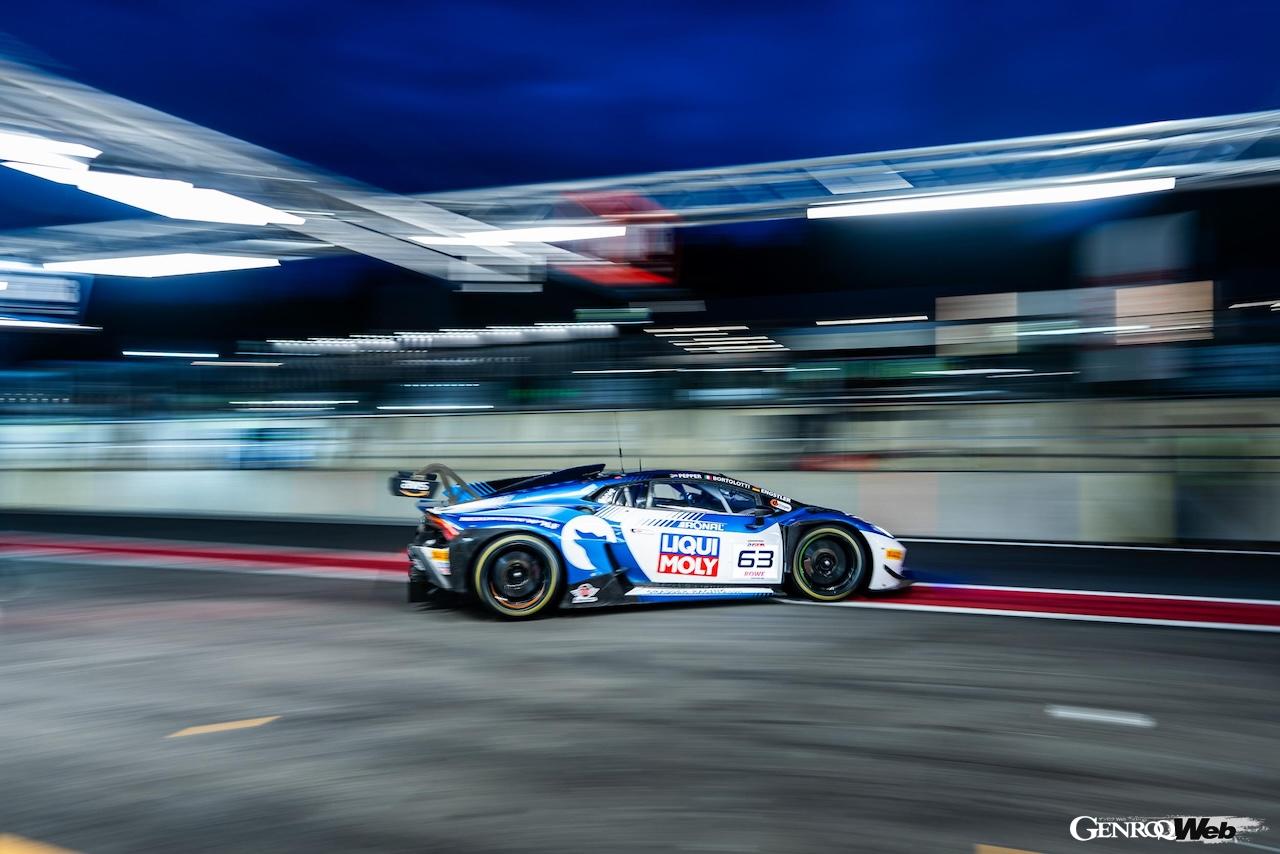 過酷な24時間レースで走行を続ける「ランボルギーニ ウラカン GT3 エボ2」。