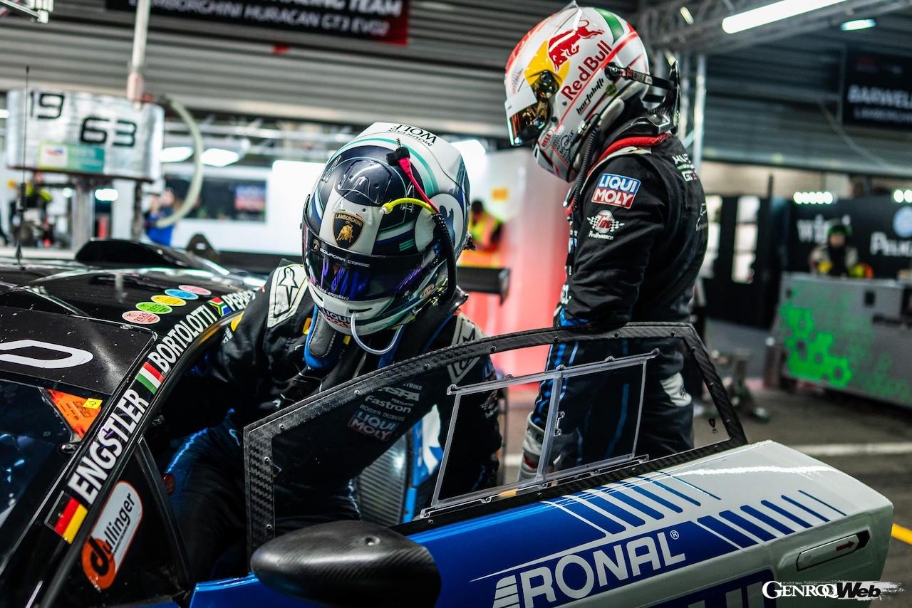 「ランボルギーニ ウラカン GT3 エボ2」のピット作業。