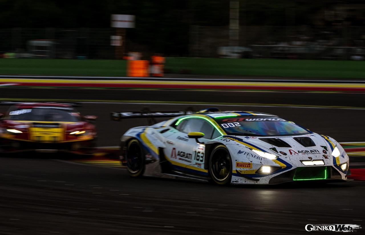 過酷な24時間レースで走行を続ける「ランボルギーニ ウラカン GT3 エボ2」。