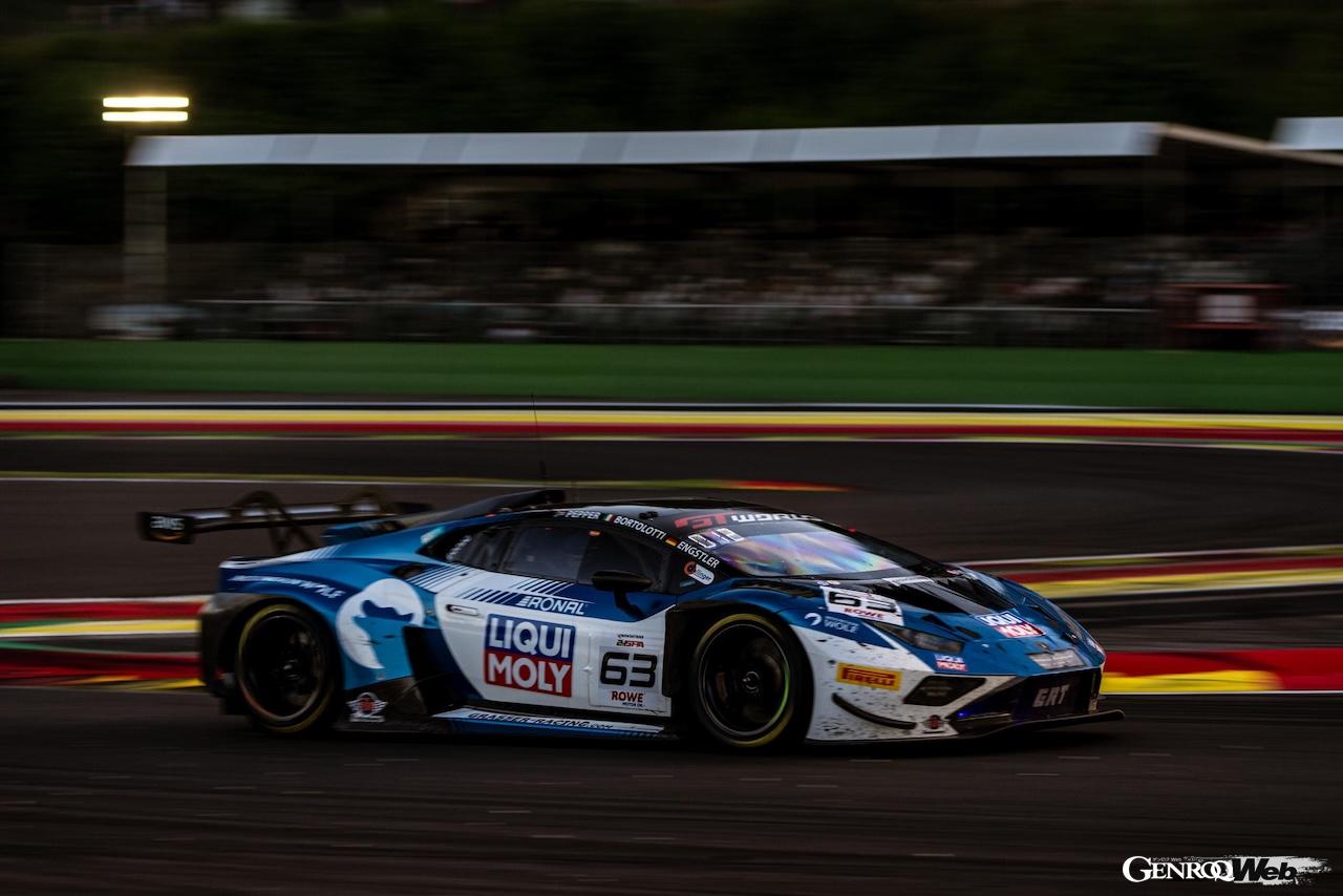 過酷な24時間レースで走行を続ける「ランボルギーニ ウラカン GT3 エボ2」。