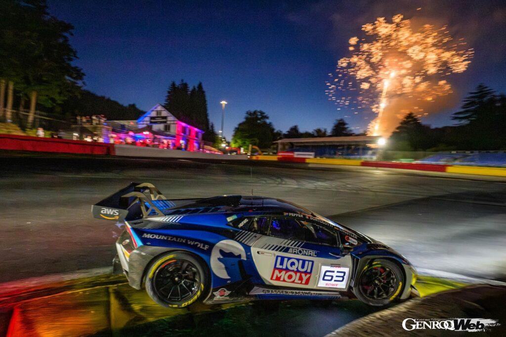 過酷な24時間レースで走行を続ける「ランボルギーニ ウラカン GT3 エボ2」。