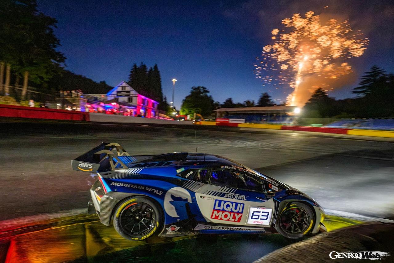 過酷な24時間レースで走行を続ける「ランボルギーニ ウラカン GT3 エボ2」。