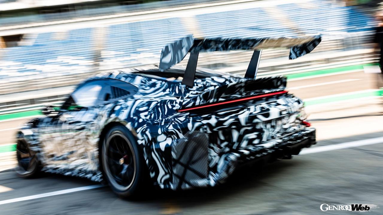 精力的にテストを続ける、新型「ポルシェ 911 カップ」。