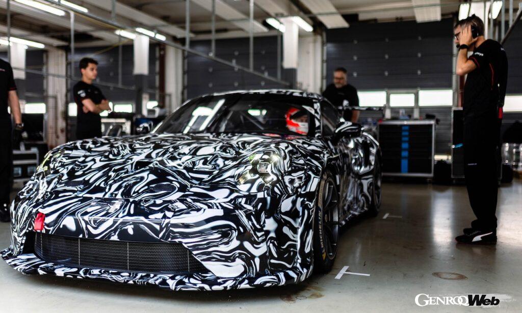 精力的にテストを続ける、新型「ポルシェ 911 カップ」。