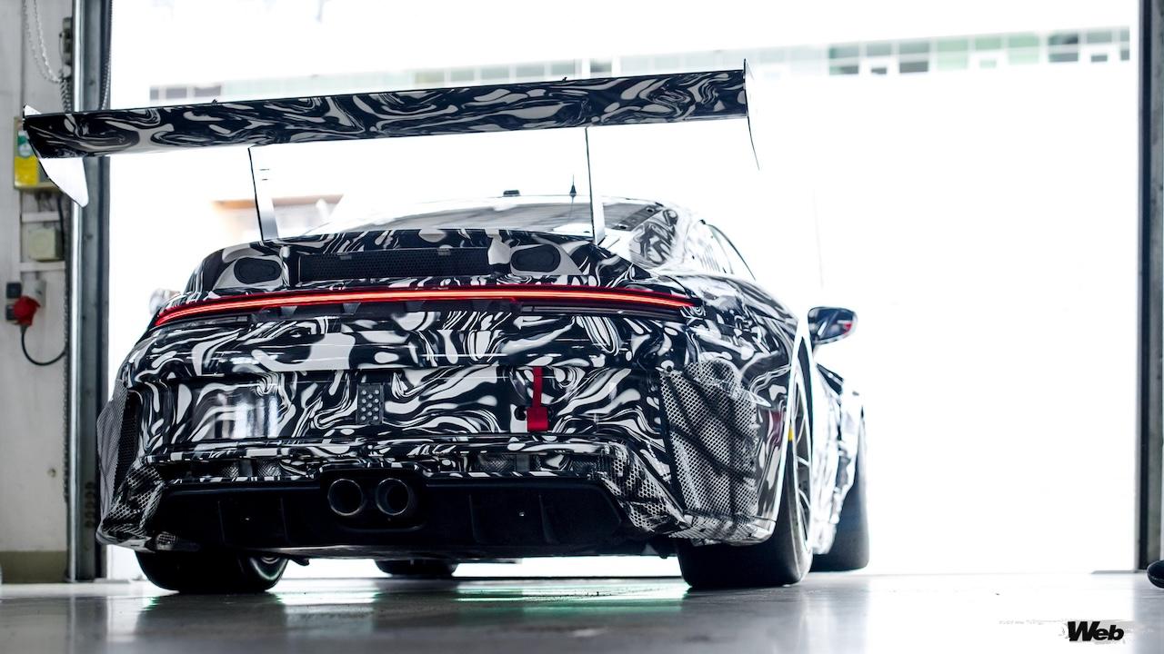 精力的にテストを続ける、新型「ポルシェ 911 カップ」。