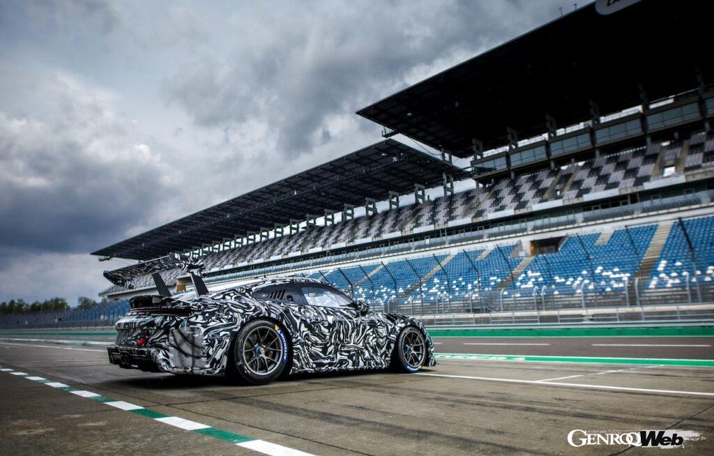 精力的にテストを続ける、新型「ポルシェ 911 カップ」。