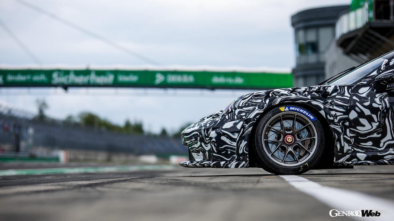 精力的にテストを続ける、新型「ポルシェ 911 カップ」。