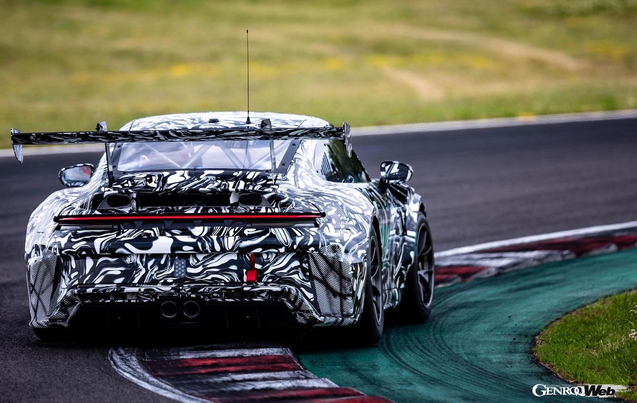 精力的にテストを続ける、新型「ポルシェ 911 カップ」。