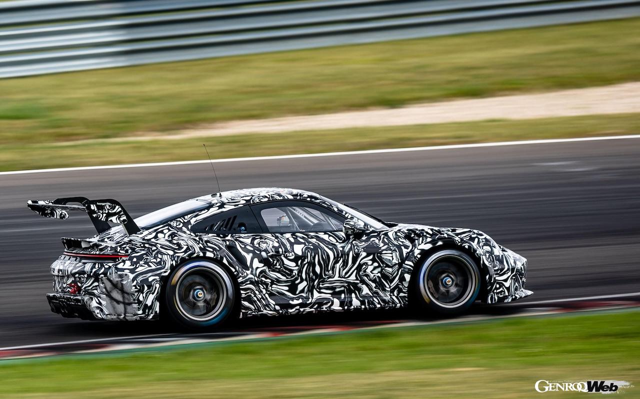 精力的にテストを続ける、新型「ポルシェ 911 カップ」。