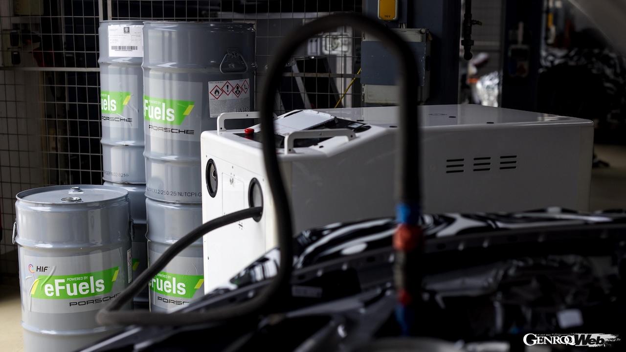 今回の開発プロセスにおいて、2025年シーズンのポルシェ・モビル1・スーパーカップに導入された「eフューエル・ブレンド」が使用されている。