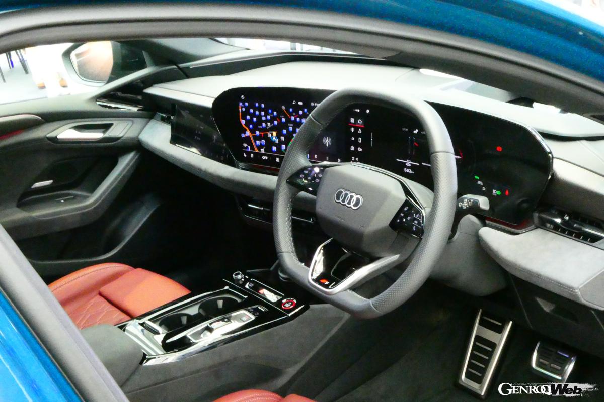 11.9インチOLEDのアウディバーチャルコクピットと、14.5インチMMIタッチディスプレイで構成されるMMIパノラマディスプレイ。オプションのテクノロジーパッケージを選択すると助手席に10.9インチのMMIフロントパッセンジャーディスプレイが備わる。