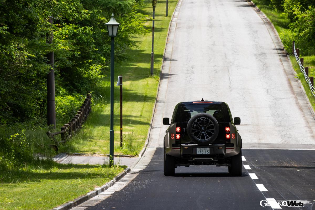 高い運動性能を見せるディフェンダー オクタ。0-100km/h加速はわずか4.0秒、最高速度は250km/hに達する。