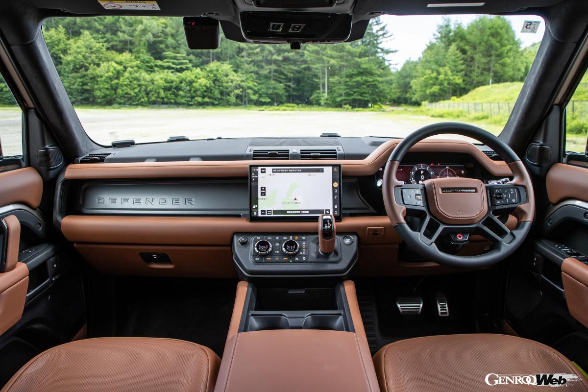 ステアリングのシンボルマーク入りスイッチを長押しするとオクタモードに切り替わる。シフトパドルも赤く光り気分を盛り上げる。