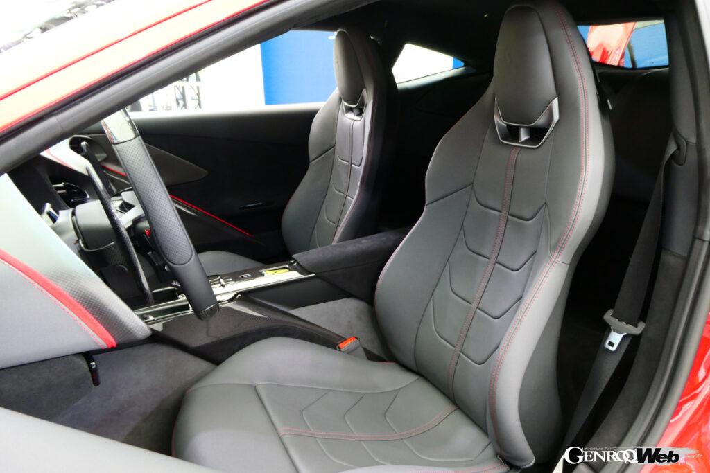 「デュアルコクピット・レイアウト」を採用した。センタートンネルが低くなり、室内の快適性が増した。