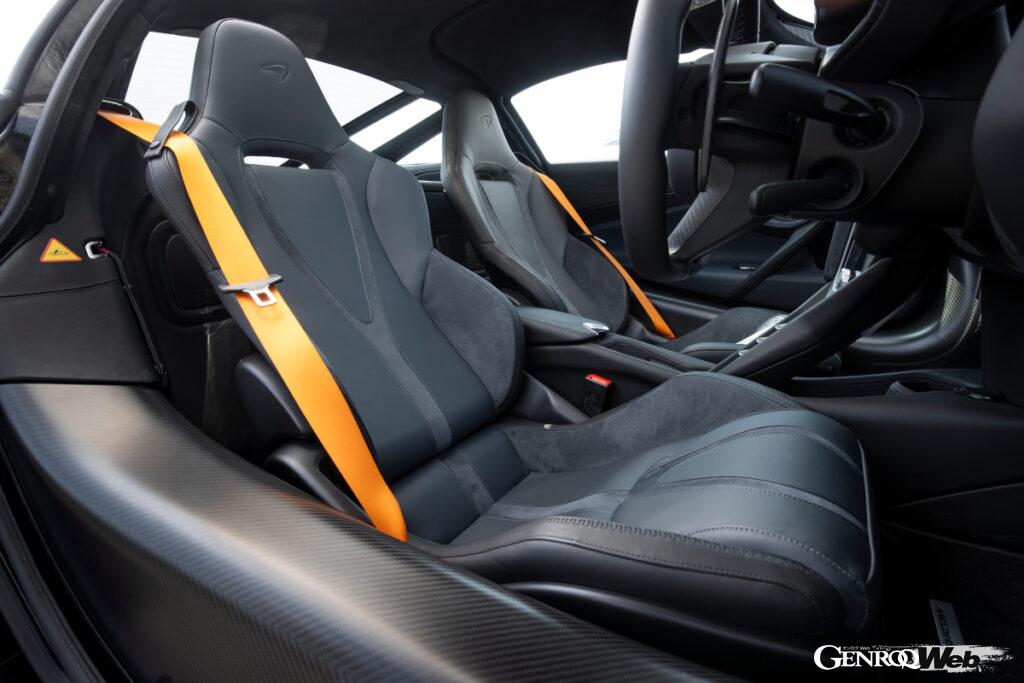 きめ細かくセッティングできる電動シート。調整するスイッチは座面横のセンター側に備わる。