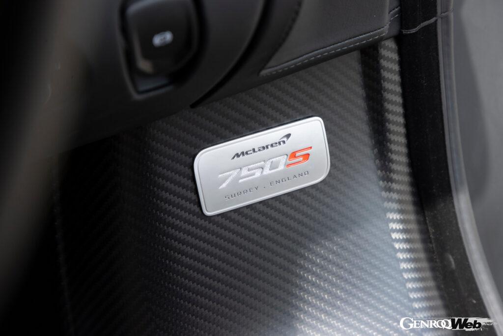 カーボン地の内装はシンプル。