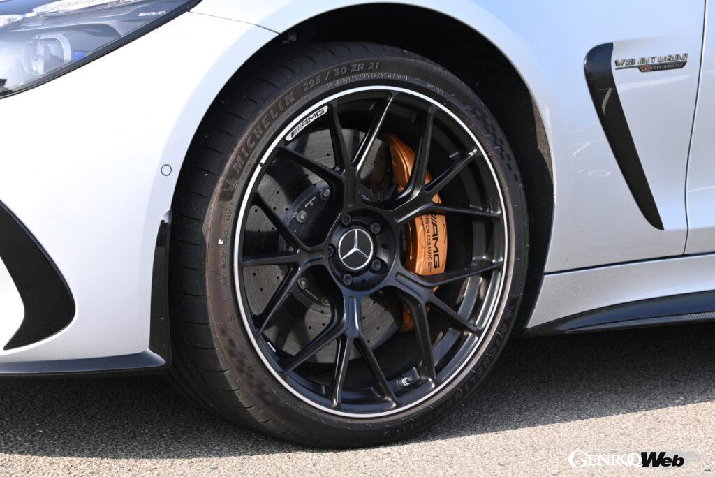 試乗車にはバネ下重量に貢献するカーボンセラミックブレーキと専用のミシュラン・パイロットスポーツS5が装着されていた。