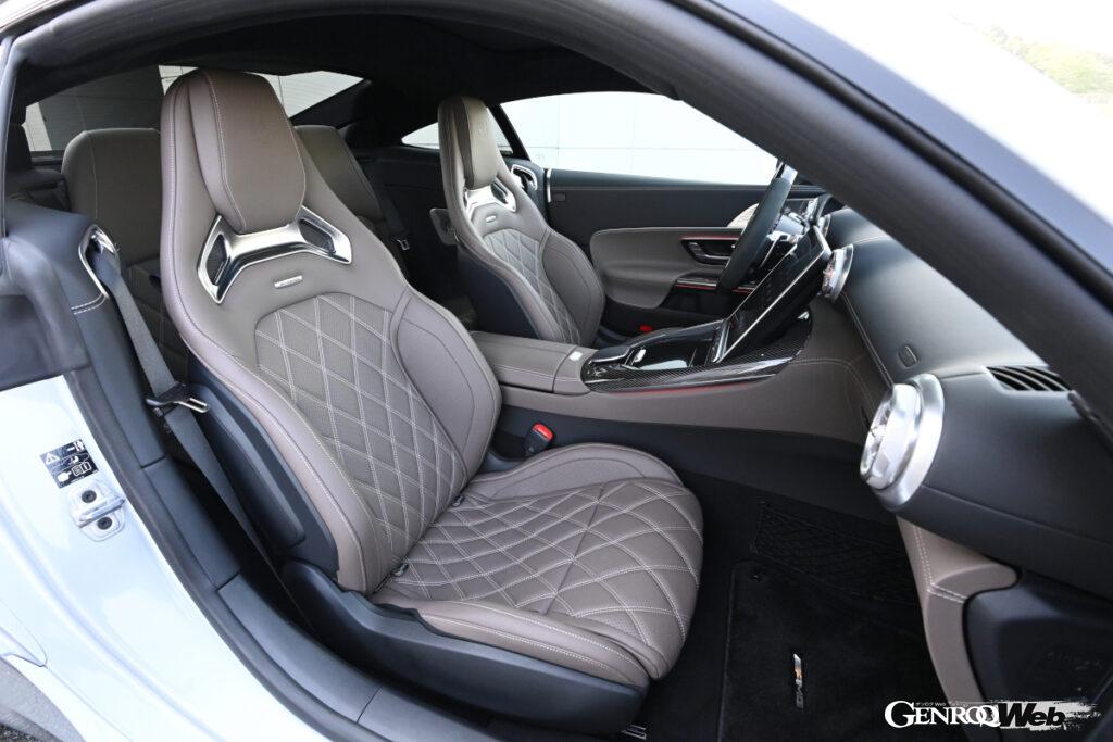 快適性とサーキットもこなせるサポート性を両立したスポーツシート。