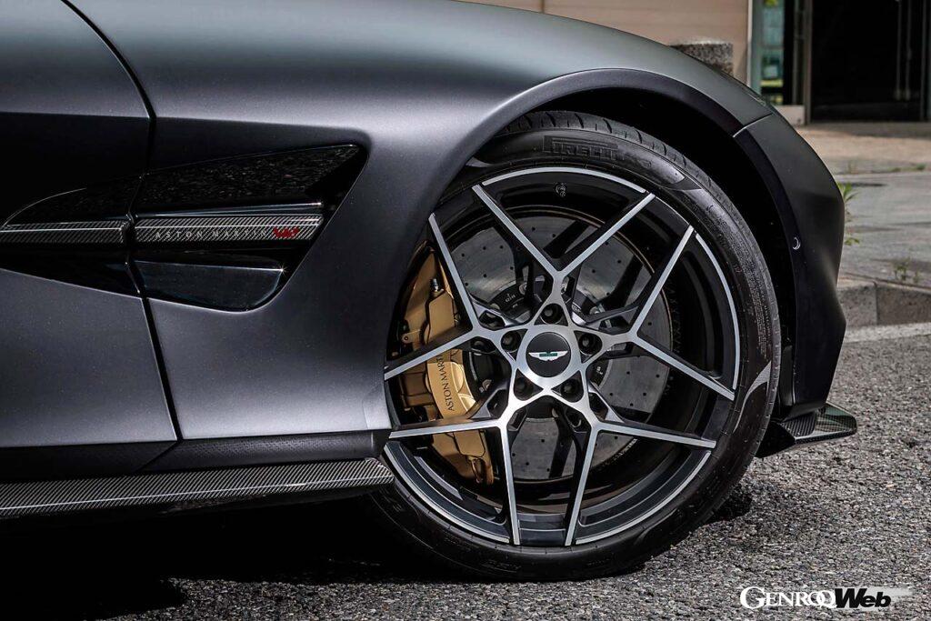 最高出力835PS、最大トルク1000Nmを発生するヴァンキッシュの5.2リッターV型12気筒ターボエンジン。装着タイヤはピレリPゼロとなる。