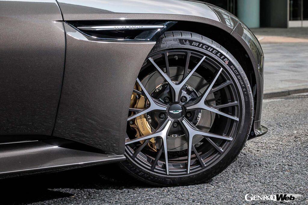 最高出力585PS、最大トルク800Nmを発生する4.0リッターV8ツインターボエンジンを積む。DB12の装着タイヤはミシュラン・パイロットスポーツ5Sとなる。