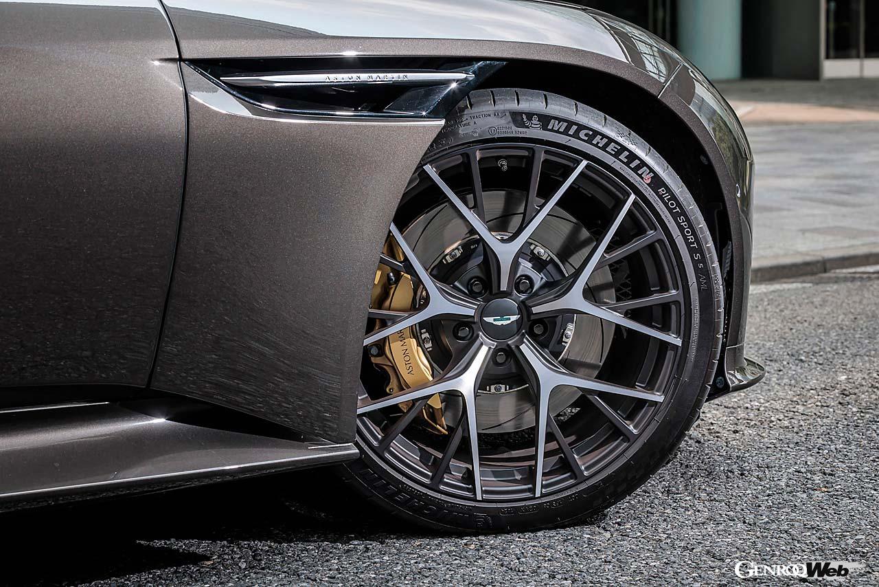 最高出力585PS、最大トルク800Nmを発生する4.0リッターV8ツインターボエンジンを積む。DB12の装着タイヤはミシュラン・パイロットスポーツ5Sとなる。