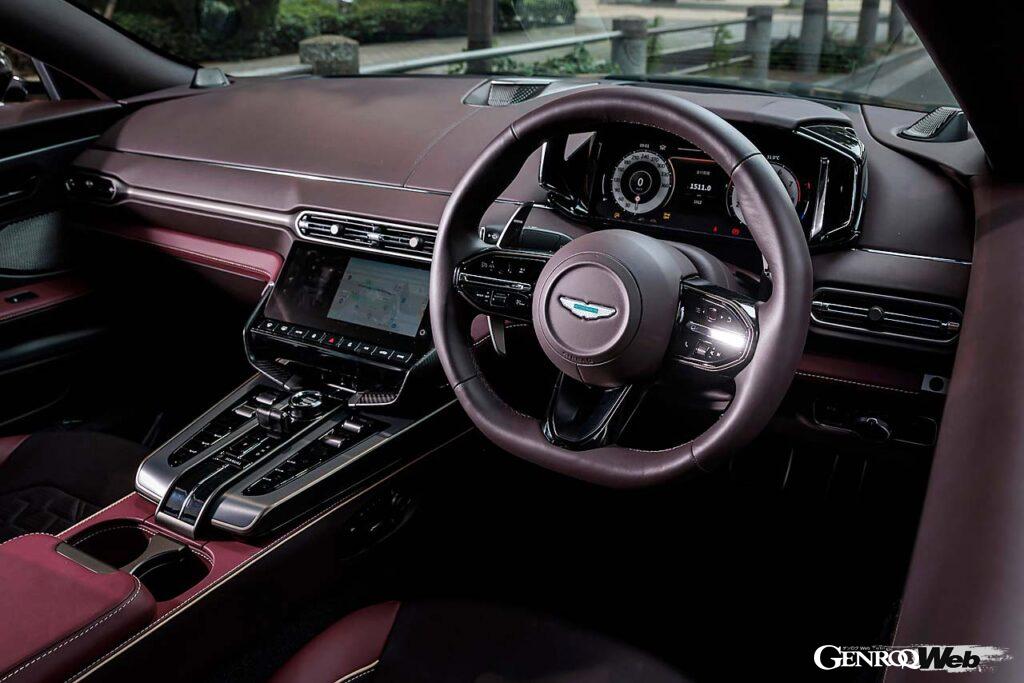 レザーとアルカンターラのコンビネーションが素晴らしいヴァンキッシュのインパネ。ローラー式のスイッチの使い勝手もよく、操作に迷うことはない。