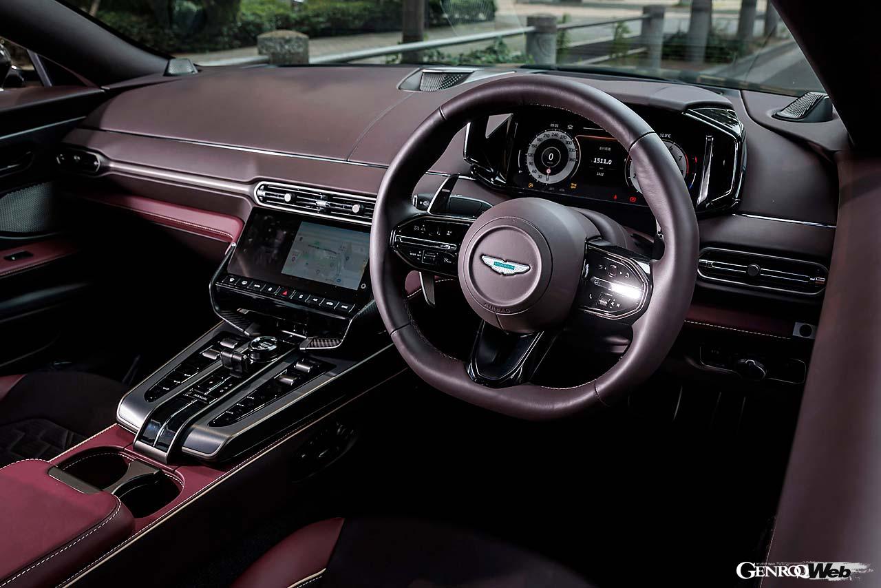 レザーとアルカンターラのコンビネーションが素晴らしいヴァンキッシュのインパネ。ローラー式のスイッチの使い勝手もよく、操作に迷うことはない。