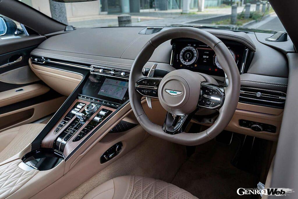 品の良いベージュのカラーがDB12のキャラクターをより引き立てている。インフォテインメントシステムはヴァンキッシュと同様だ。