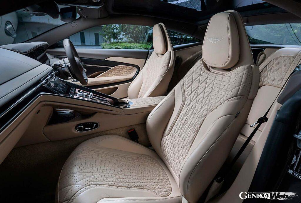 品の良いベージュのカラーがDB12のキャラクターをより引き立てている。インフォテインメントシステムはヴァンキッシュと同様だ。