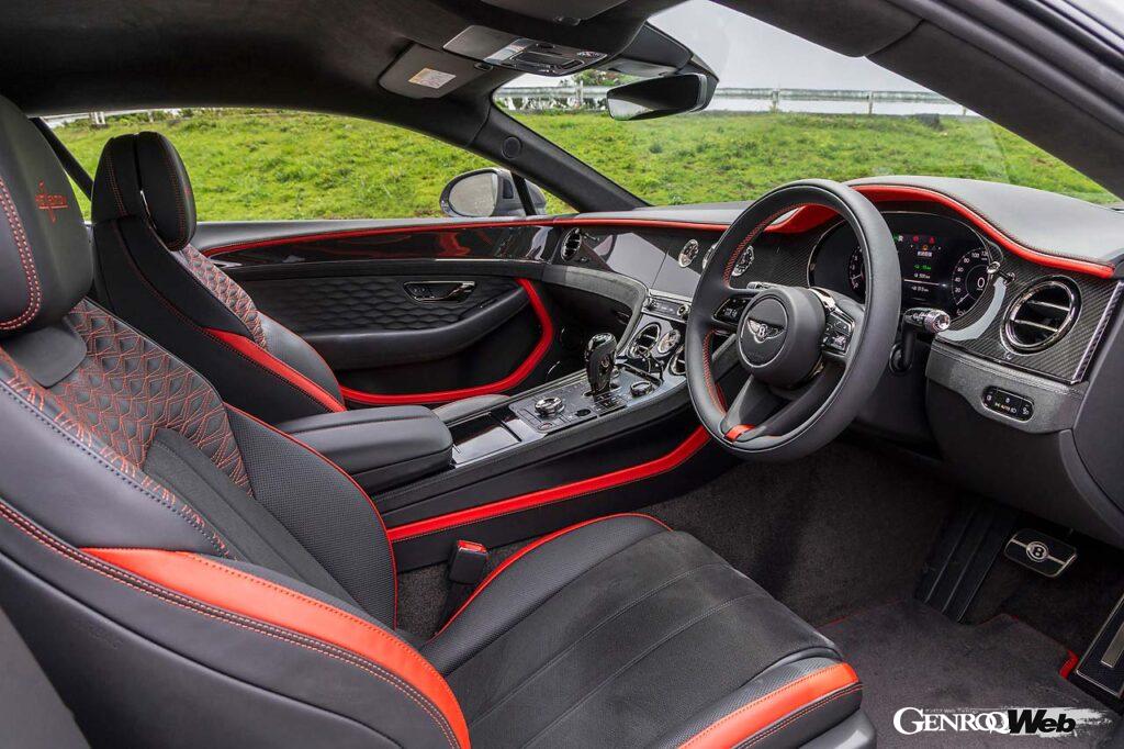 こちらはコンチネンタルGT、導入記念のファーストエディション。ブラックとレッドのコンビネーションがスポーティだ。このカラー切り替えはスピードでのみ選択することができる。
