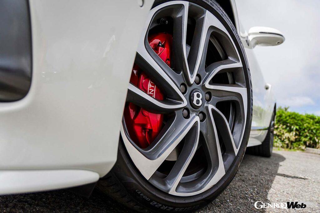 試乗車はベントレー承認タイヤのピレリPゼロを装着。サイズは前275/35ZR22、後315/30ZR22。ホイールは全7種類が用意される。