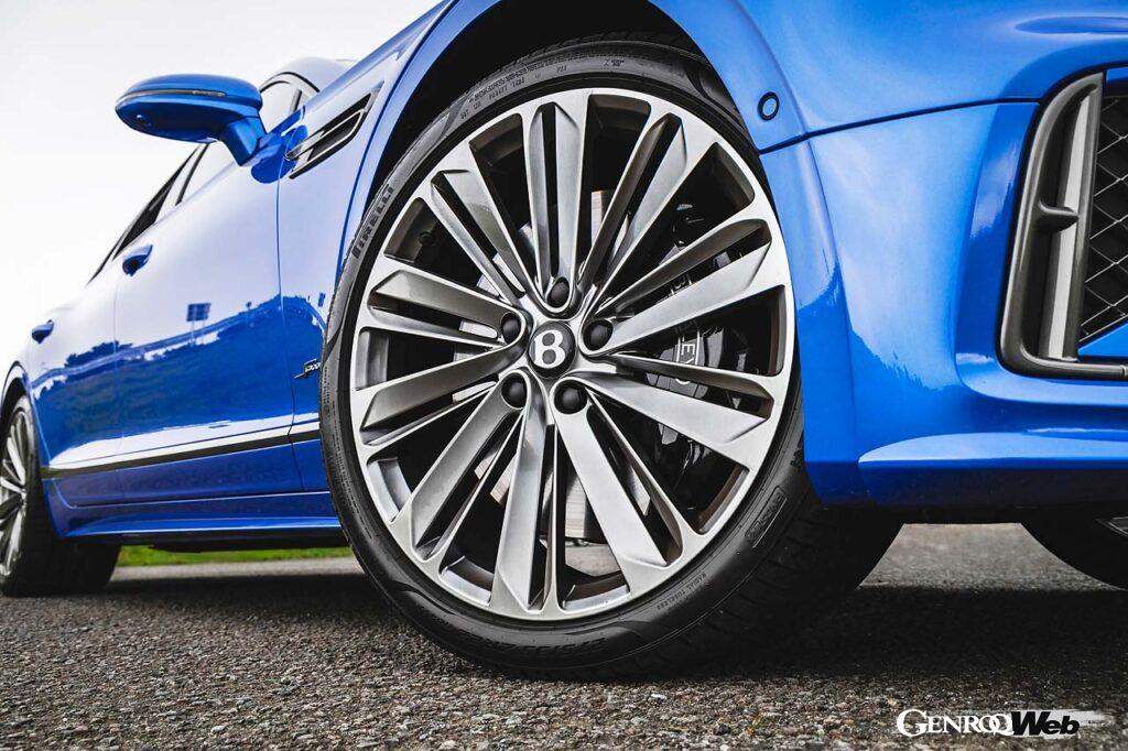 こちらはオプションの22インチ「スピード」ホイール。カラーはダークティント。フライングスパーもホイールの用意は全7種類だ。