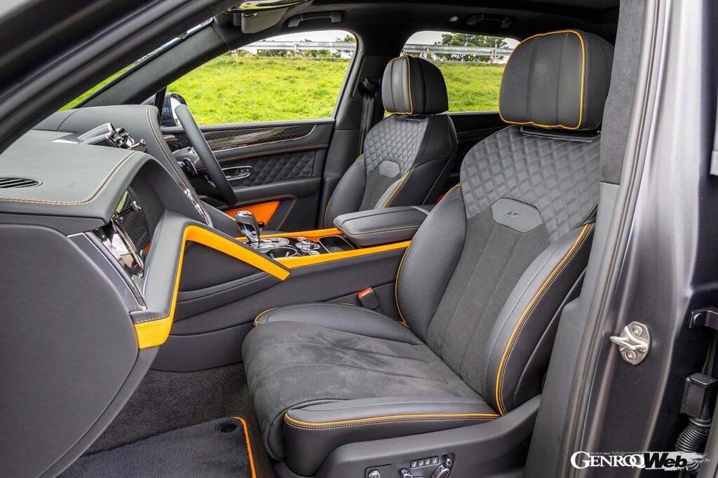 インテリアのカラーレイアウトはブラックエディション専用。アクセントカラーはマンダリンのほか、イエロー、ブルー、グリーンなど7色が用意される。各シートには「S」の刺繍が。