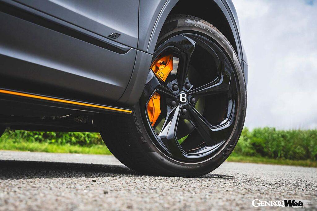 22インチのブラックペイントホイールを装着。ブレーキキャリパーはアクセントカラーと同色でコーディネートされる。