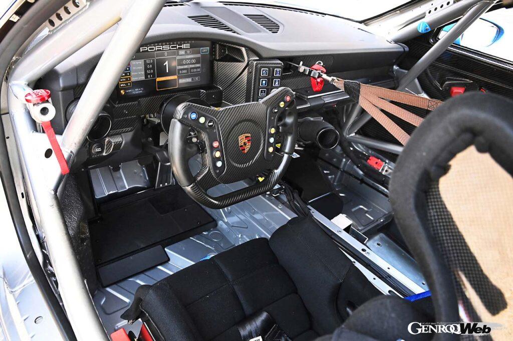 ステアリングホイールは、911 GT3 R由来のオープントップのカーボンファイバー製のもの。メーターは10.3インチのカラーディスプレイ。エンジン回転数、使用中のギヤ、水温、油温、エラーメッセージ、雨天時には「ウエット」などの情報を表示。各セッション後にドライバーとレースエンジニアが同じ情報を見ることができるようにデザインされている。ステアリング右側にある10個のボタンを備えたラバースイッチパネル(RSP)は、ポルシェ919ハイブリッドのコントロールエレメントに着想を得たもの。照明や換気、ドライからウエットへのタイヤの設定変更、ブレーキバランスの調整などが割り当てられている。