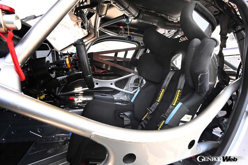 シートは、角度に加えて2段階の高さ調節が可能。調整可能なステアリングコラムとの組み合わせにより、すべてのドライバーの身体にフィットする。6速シーケンシャルドグミッションは、電動シフトアクチュエーター式パドルシフトで操作する。発進停止時のみクラッチ操作が必要。レース用のトリプルプレートメタルクラッチだ。