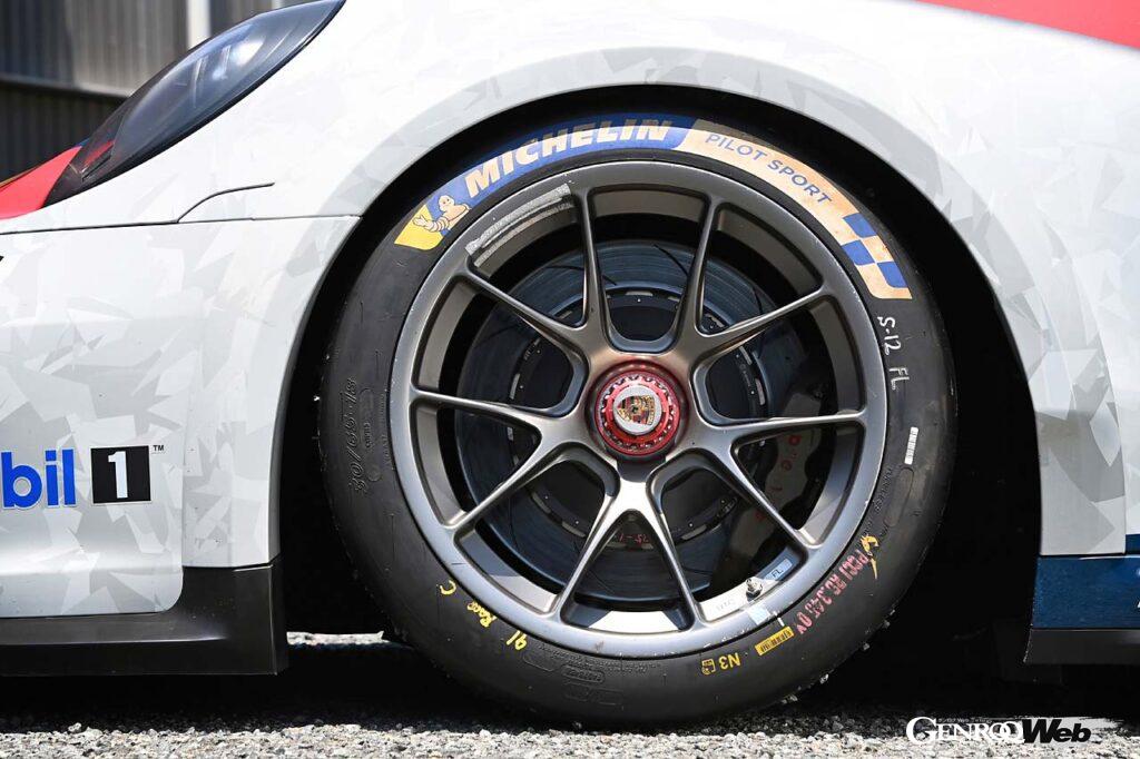 ホイールはセンターロック式ワンピース構造で、フロント12J×18、リヤ13J×18。スリックタイヤはミシュラン製Porsche Cup N3R。フロント30/65R18 、リヤ31/71R18。ブレーキはフロント6ピストン、リヤ4ピストンのアルミニウム製モノブロックキャリパー。ブレーキディスクは前後ともスチール製ベンチレーテッドで380mm径/32mm厚。サスペンションは鍛造コントロールアームとトップマウントで剛性強化。形式はフロントは911RSR由来のダブルウィッシュボーン、リヤはマルチリンク。ともに車高およびキャンバー、トーの調整が可能。
